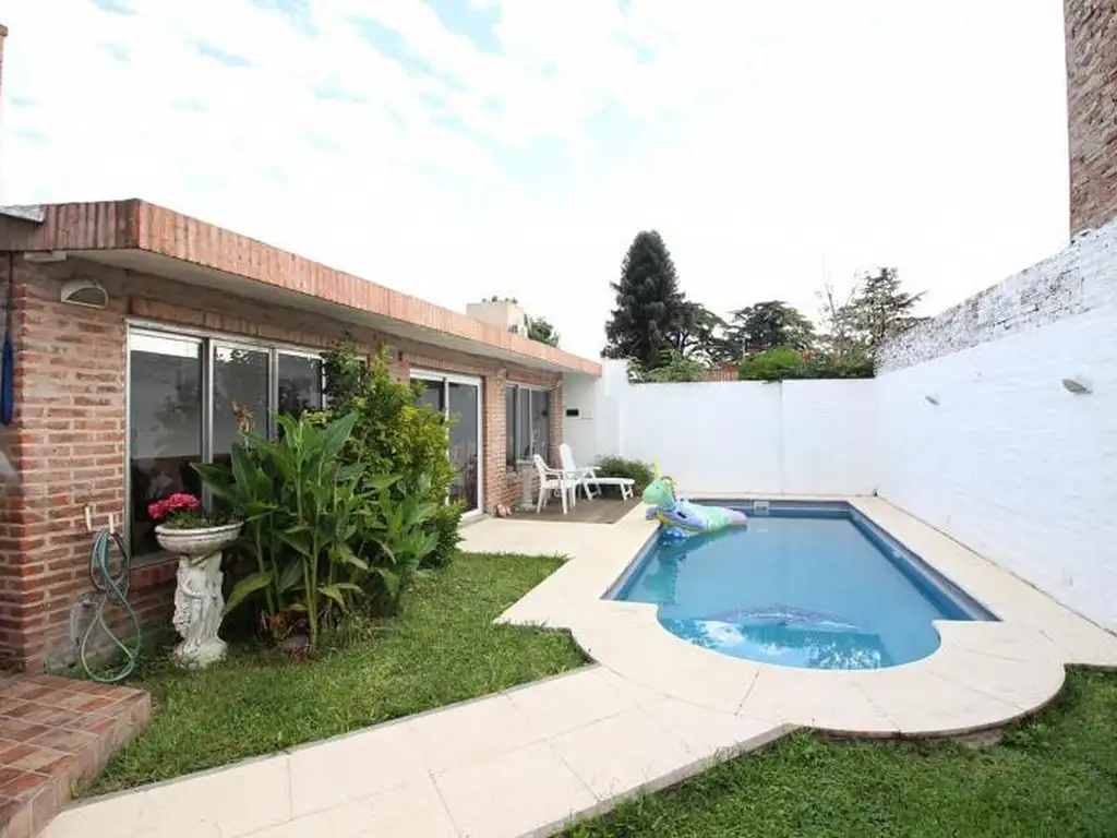 Casa de 3 ambientes en venta en Ezeiza, en Barrio Uno, exclusivo barrio cercano al Aeropuerto.