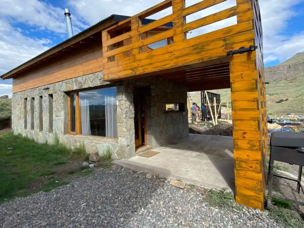 FINA PATAGONIA. Casa en venta de 2 dormitorios c/ cochera en San Martin de los Andes