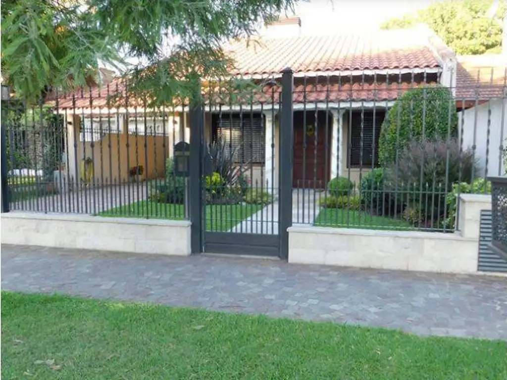 Excelente Chalet 3 Ambientes C/Cochera 200 m² Cub. - San Justo