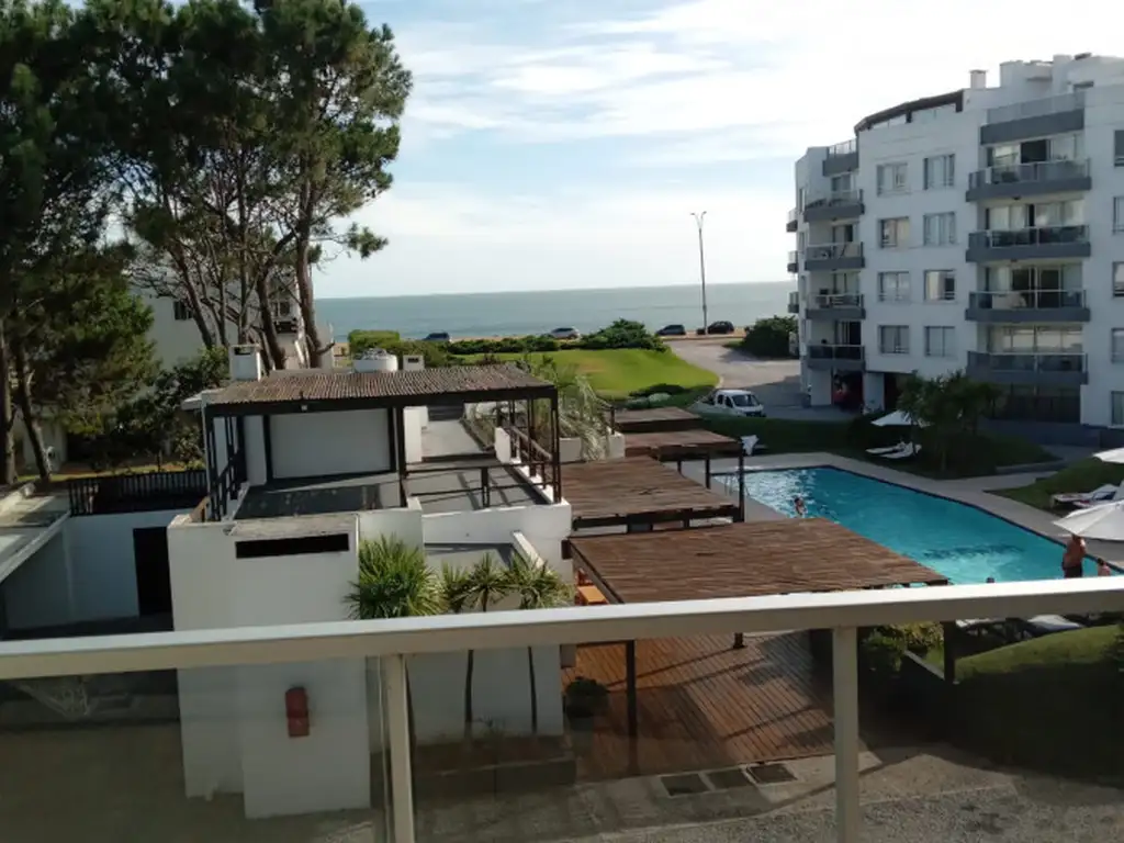 Excelente apartamento en complejo frente al mar  Mansa