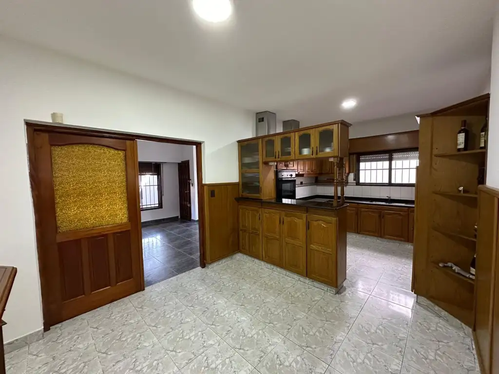 Venta importante casa en Bernal Oeste con Quincho.