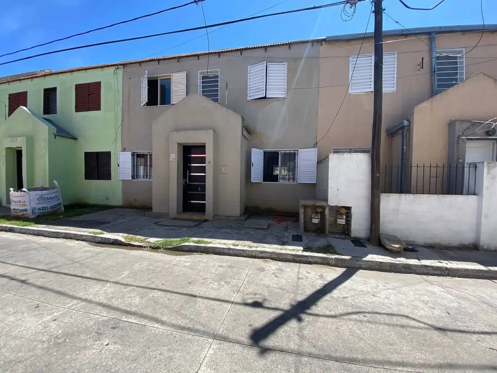 Dúplex en venta. Ubicado en calle 126 bis e/ 530 y 531