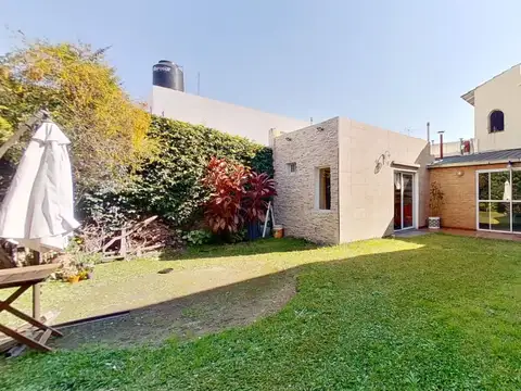 CASA 4 AMB EN VENTA CON JARDÍN / ACEPTA PERMUTA