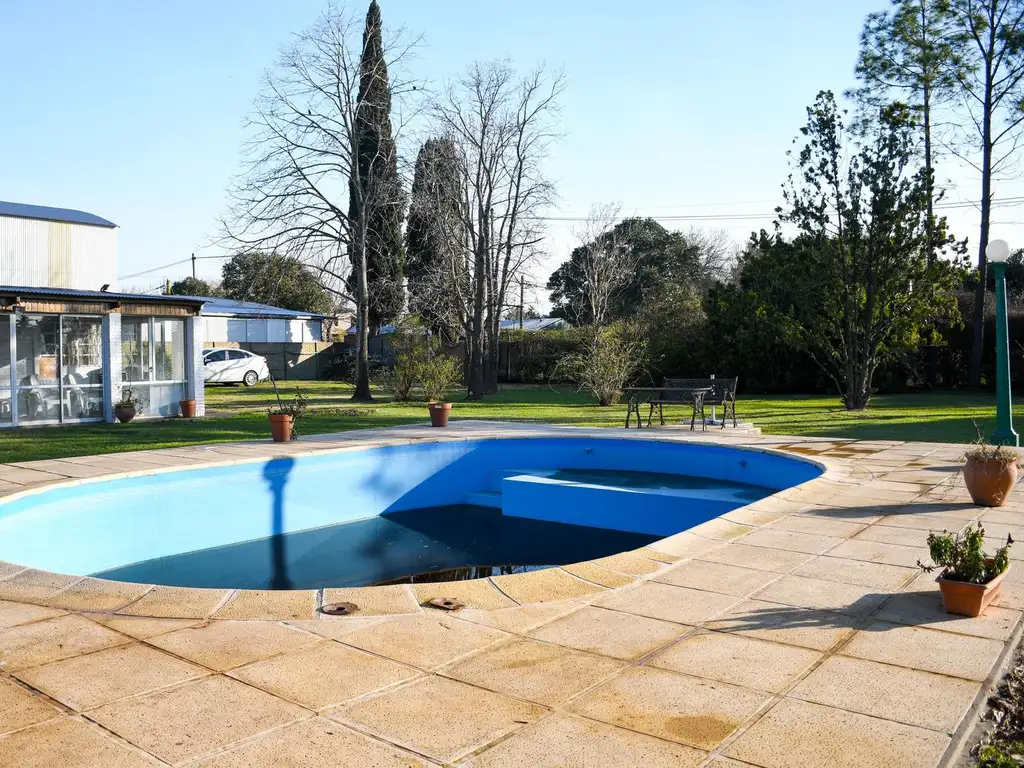 CASA CON PISCINA Y PARQUE