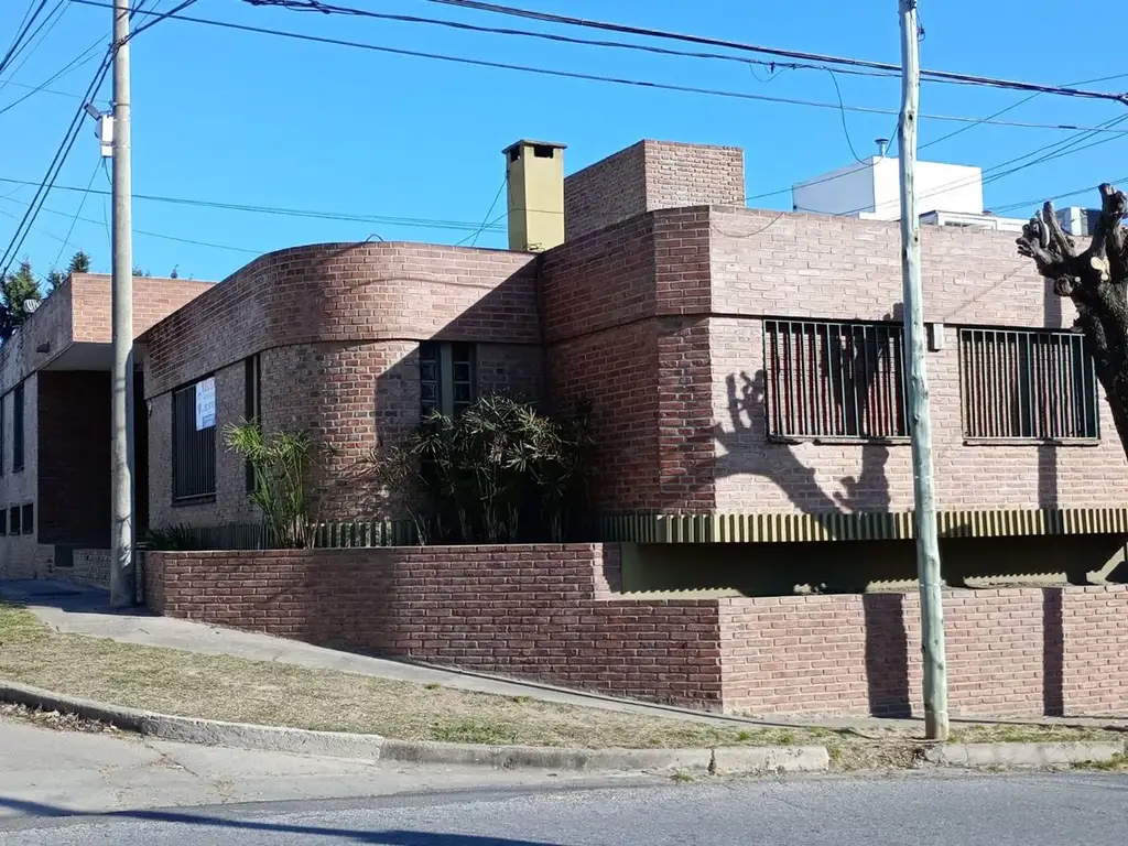 CASA DE 3 DORMITORIOS EN COLINAS DE VELEZ SARFIELD