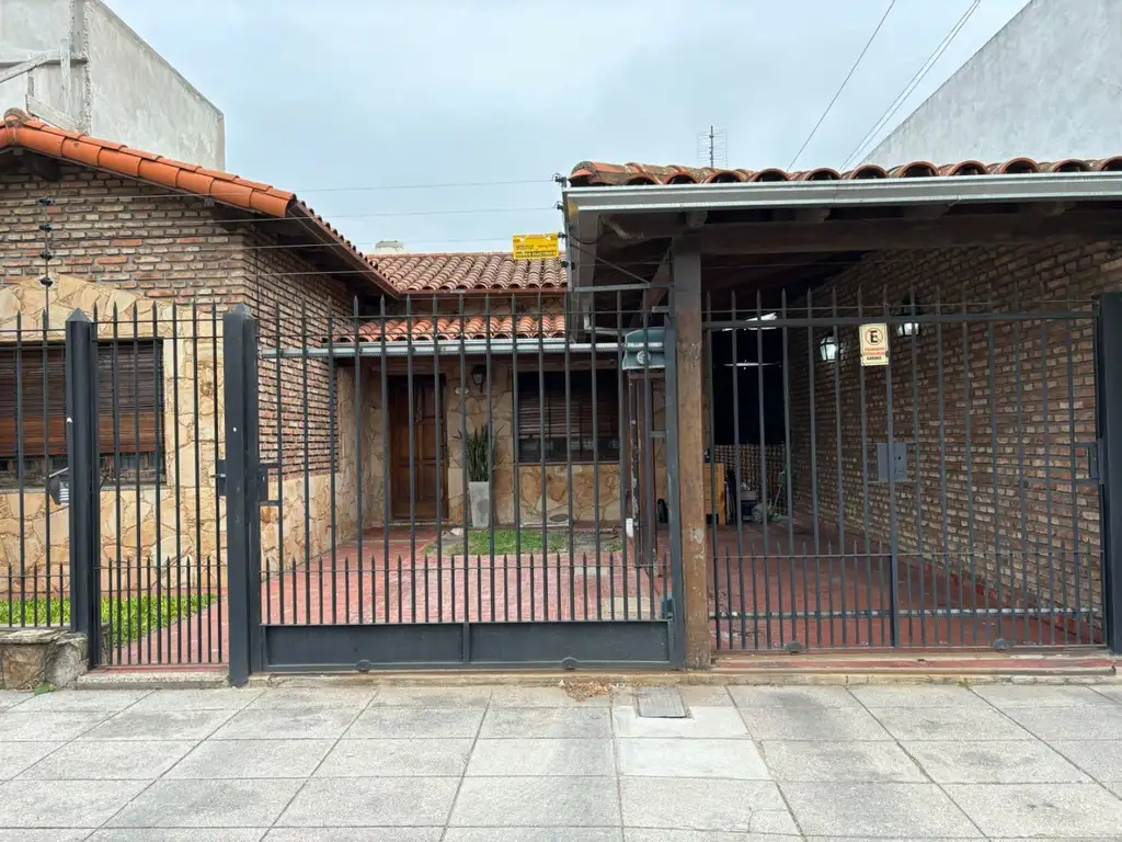 CASA DE 3 AMBIENTES CON GARAGE -TERRENO LIBRE Y QUINCHO BERNAL OESTE