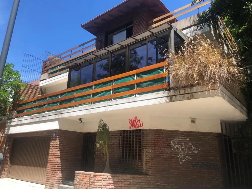 SE VENDE HERMOSA CASA EN LOTE PROPIO. BELGRANO R