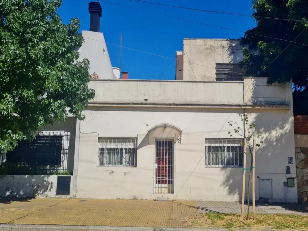 CASA CON PATIO Y TERRAZA.