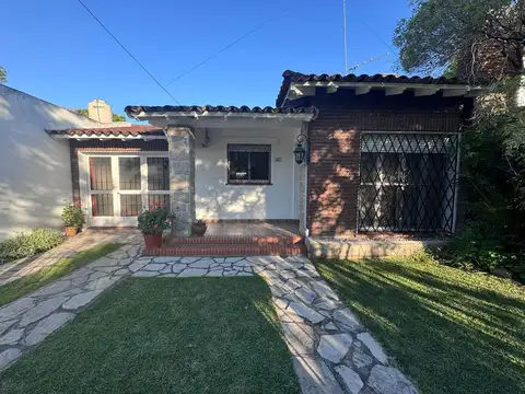 VENTA CASA 4 AMB COCHERA Y PILETA MERLO CENTRO