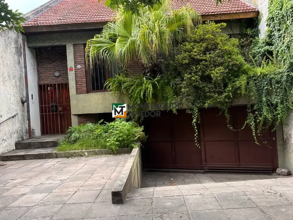 GRAN CASA CON JARDIN 5 AMBIENTES, 3 BAÑOS, QUINCHO, EXCELENTE UBICACION