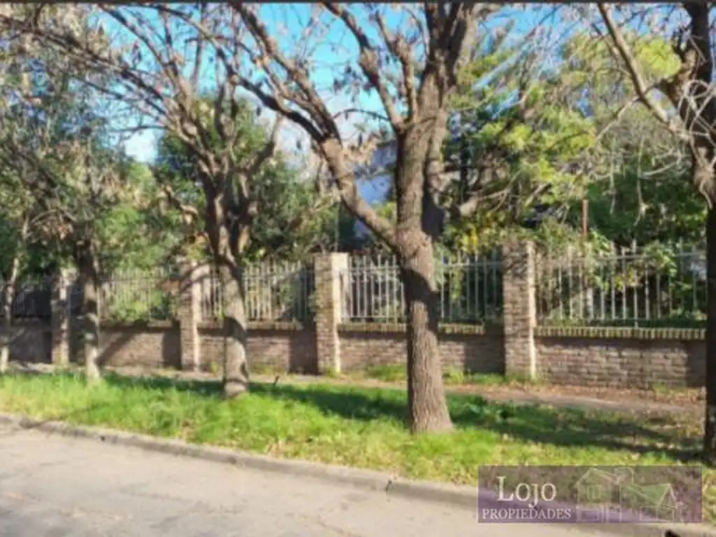 VENTA DE CASA QUINTA PARA RECICLAR CON GRAN LOTE EN ITUZAINGO NORTE (1797)