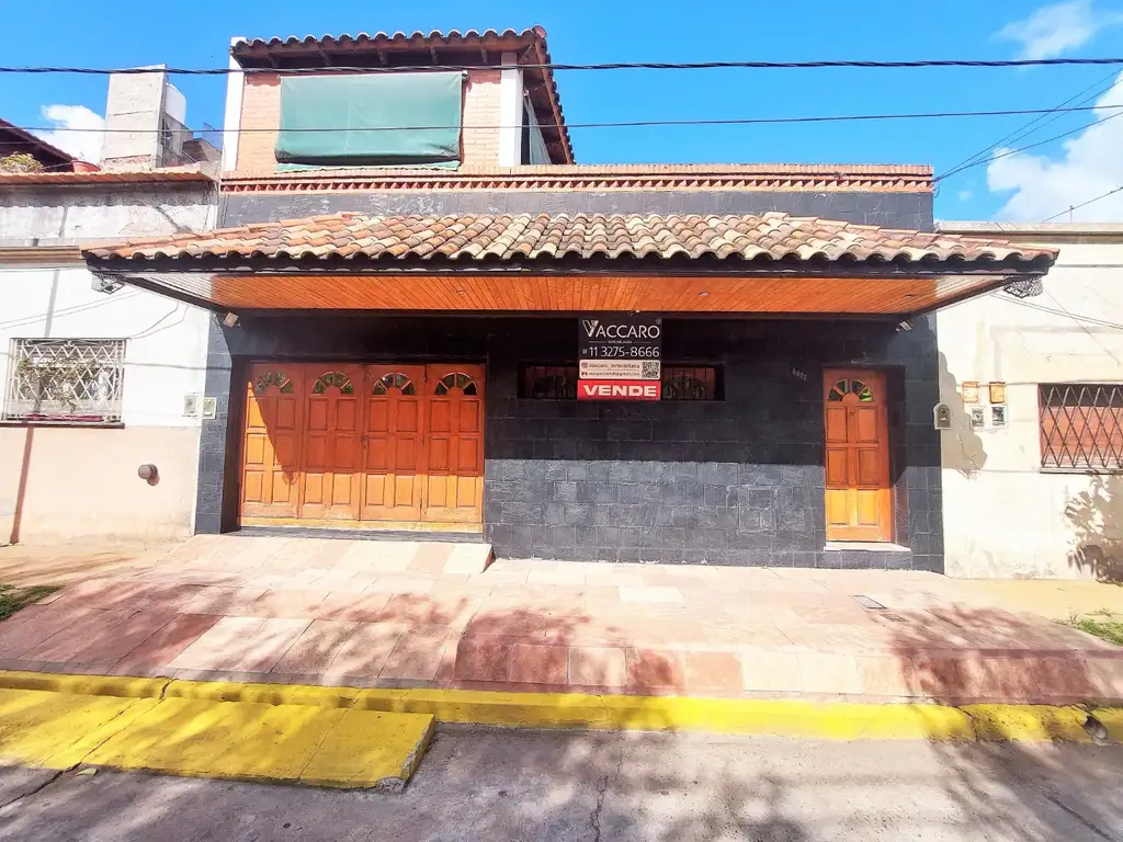 Casa 4 ambientes en lote propio 8,66x25mts. 3 Dormitorios, 2 Baños, Cochera+3 Autos, Patio y Terraza