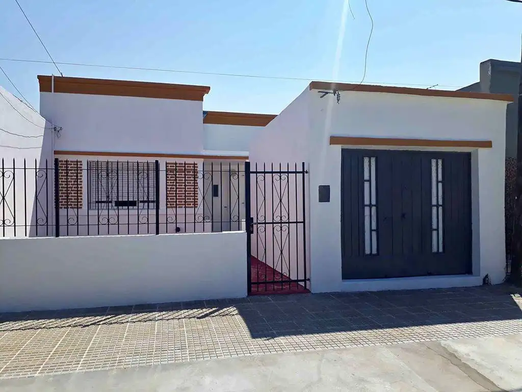 Casa en venta - 2 dormitorios 1 baño - Cochera - 277mts2 - Ensenada