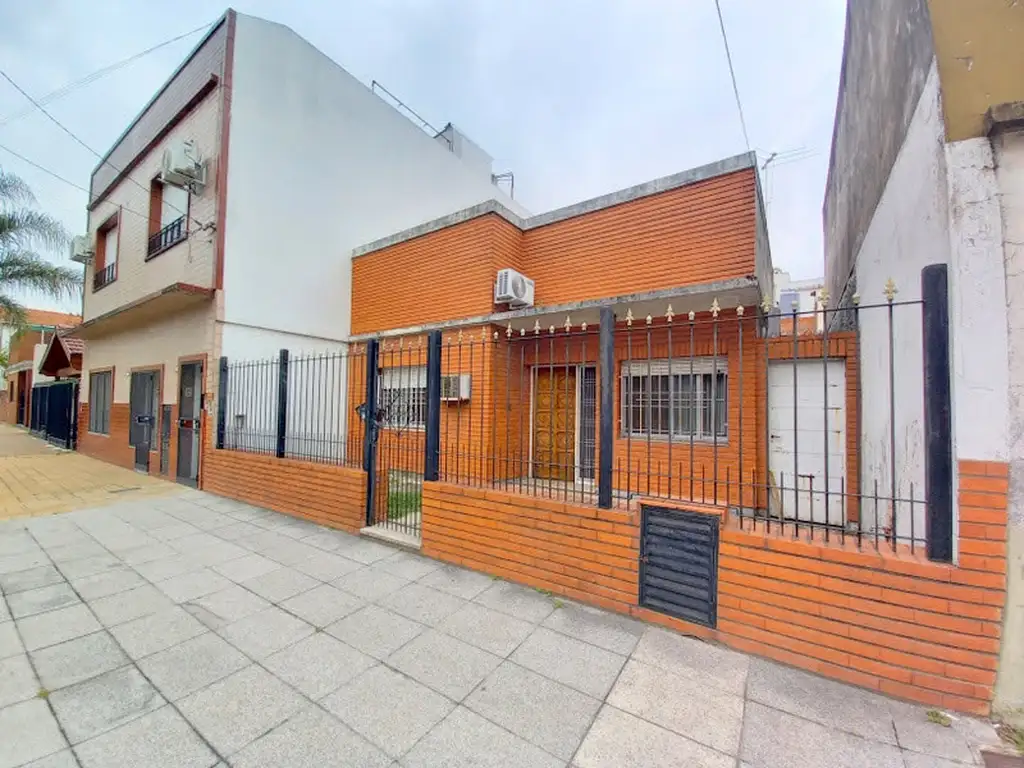 Casa de 3 amb. 152 m2.  2 Dormitorios. Terraza apta ampliaciones. Exc. ubicación! ESCUCHA OFERTA