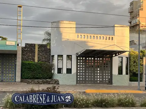 Importe propiedad sobre avenida con entrada para vehículos