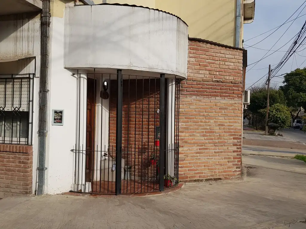 HERMOSA CASA EN ESQUINA, EN PROPIEDAD HORIZONTAL, 2 AMBIENTES MUY AMPLIOS CON PATIO PROPIO.