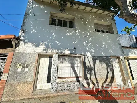 CASA DESARROLLADA EN DOS PLANTAS, COCHERA Y FONDO LIBRE, LOTE PROPIO 270m2