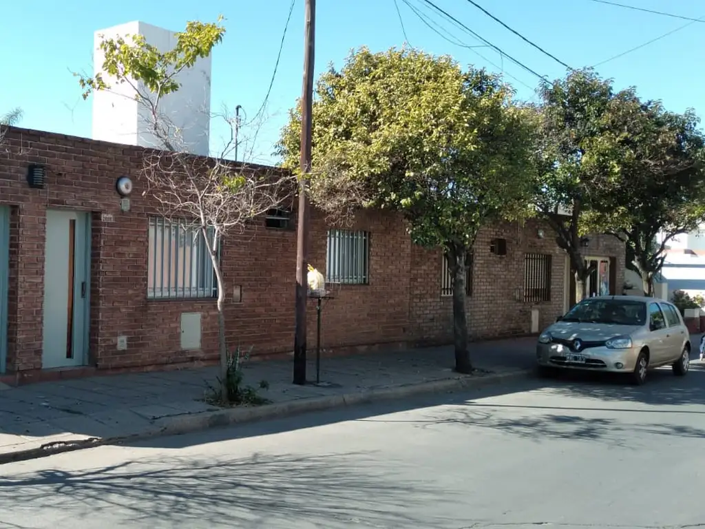 Alto Alberdi Casa 2 dormitorios amplios excelente entorno con cochera