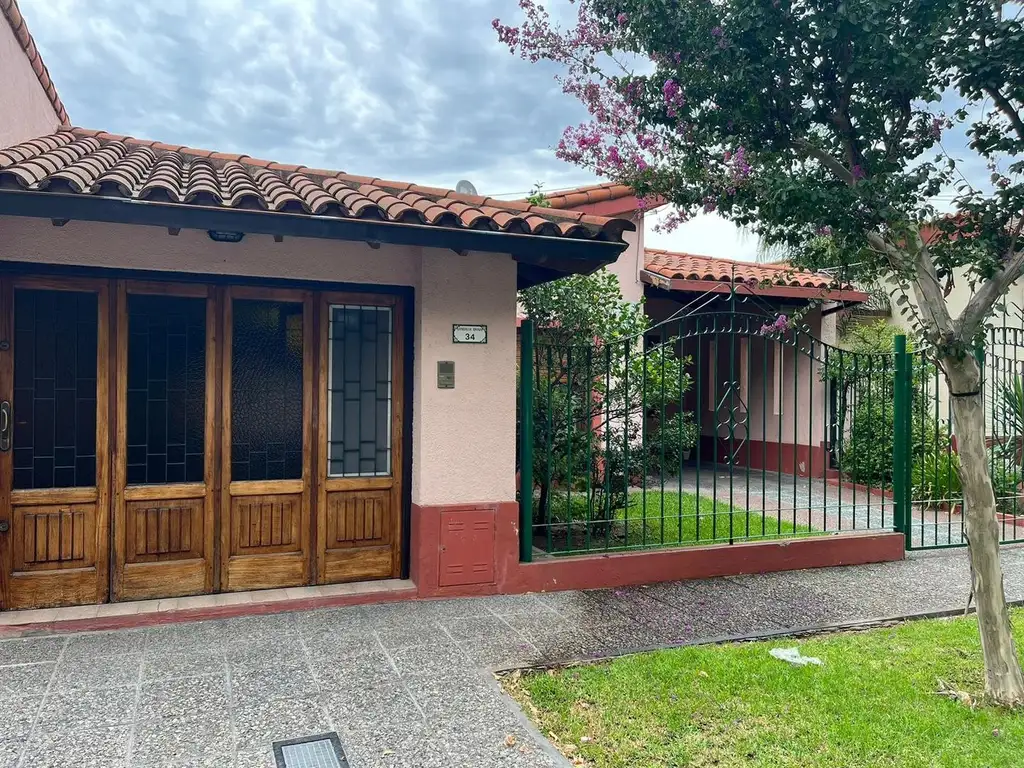 CASA EN VENTA DE 3 HABITACIONES, BARRIO ARIEL DEL PLATA