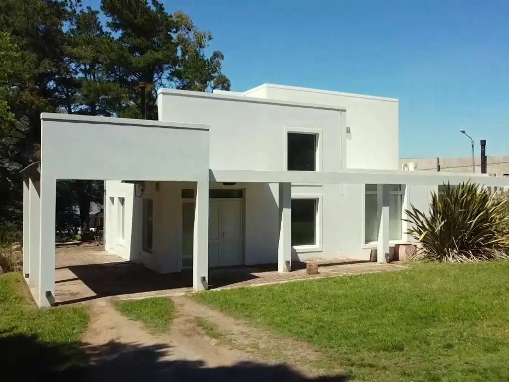 Casa dos plantas luminosa, amplia y rodeada de verde