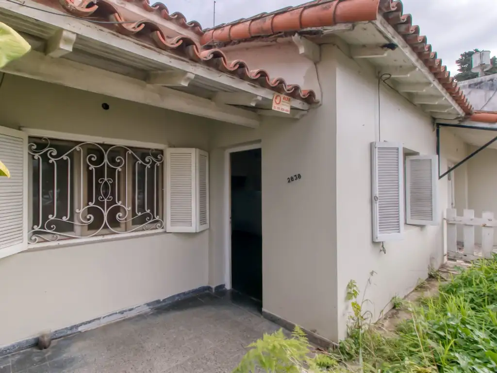 Casa en venta en Gonnet. 2 dormitorios y parque