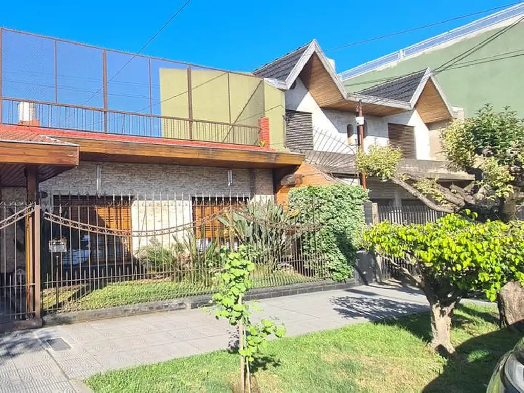 Casa 4 amb. 180 m² Cub. C/4 cocheras y Pileta - San Justo