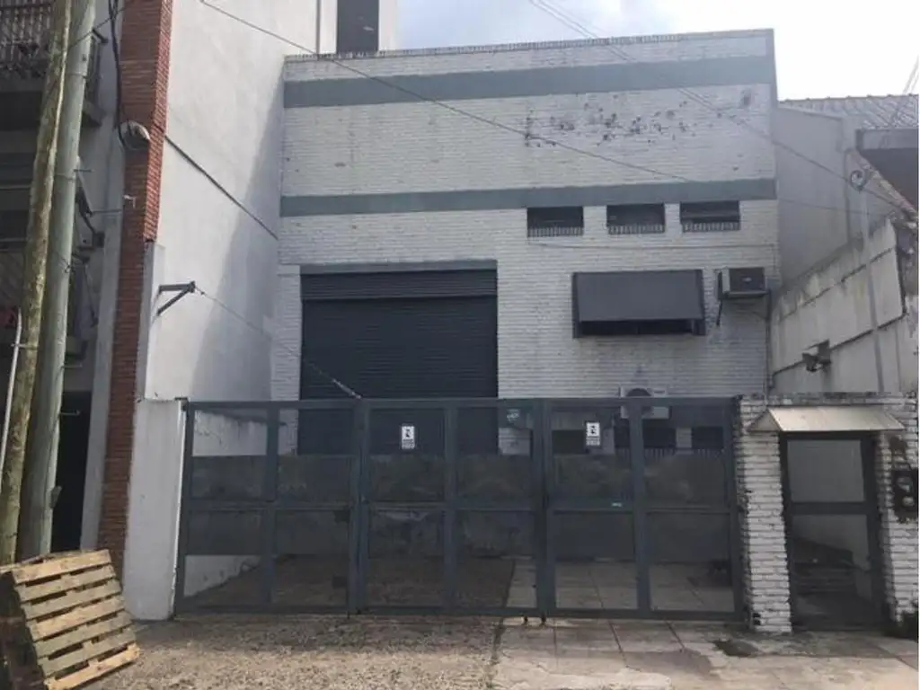 Lote con galpón en venta.