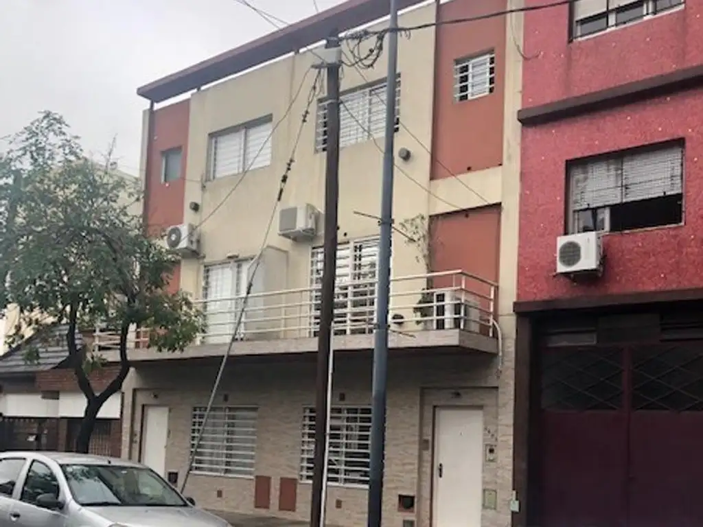 Excelente TRIPLEX, 4 amb cochera, Patio C/Parrilla + Terraza