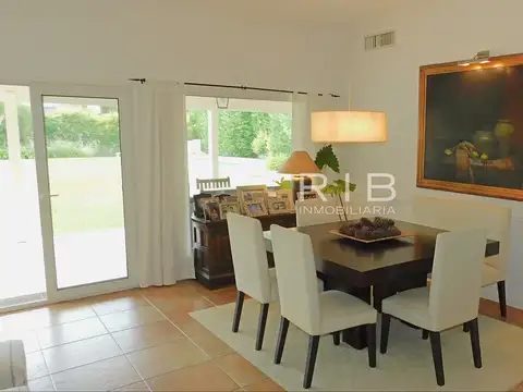 Casa en Venta - 4 dormitorios - USD 465.000