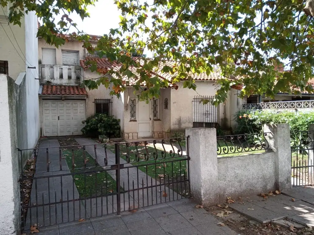 CASA con FONDO LIBRE a mtrs del centro de BERNAL