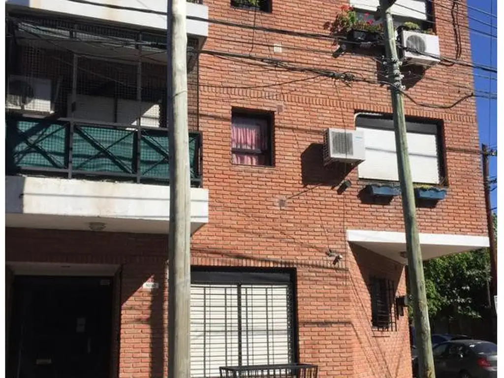 Departamento 4 amb. Piso 2. Frente c/ cochera. Acepta permuta 2 amb Zona 3 de Febrero o CABA