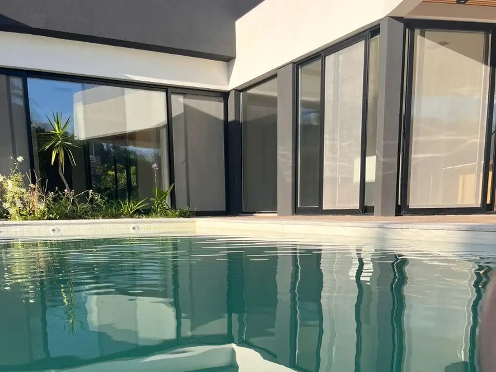 MODERNA CASA EN VENTA EN FINCAS DEL LAGO LOTE INTERNO A ESTRENAR CON PISCINA