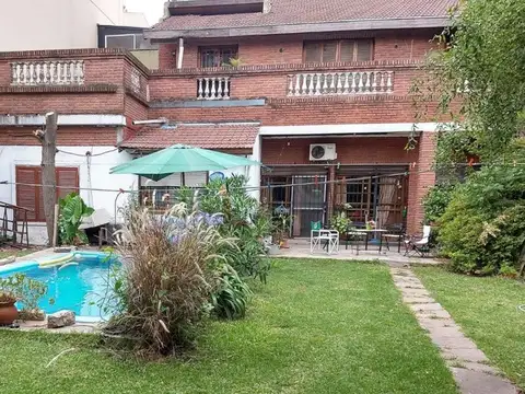 CASA DE ONCE DORMITORIOS  SOBRE LOTE PROPIO EN EL CENTRO DE VILLA BALLESTER