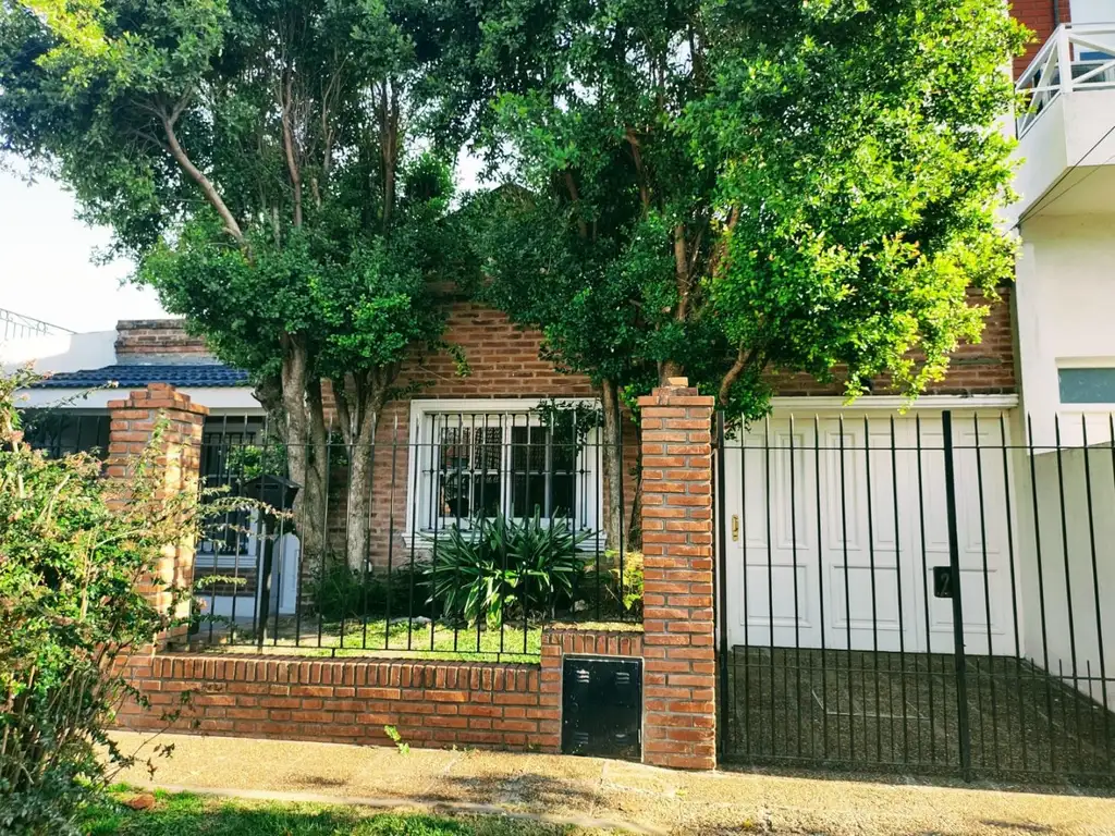 impecable casa en 1 planta sobre 400 metros de lote