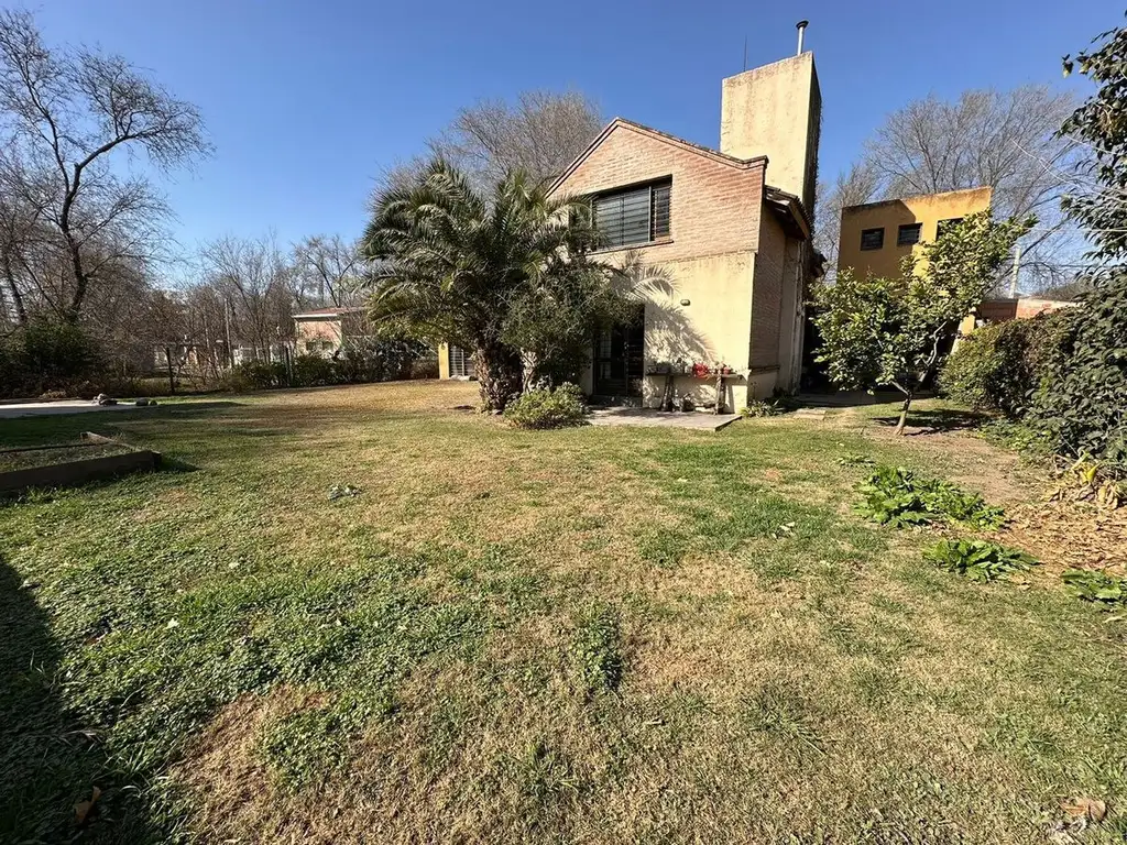 VENTA CASA EN VILLA ALLENDE 2 dorm.parque c/asador