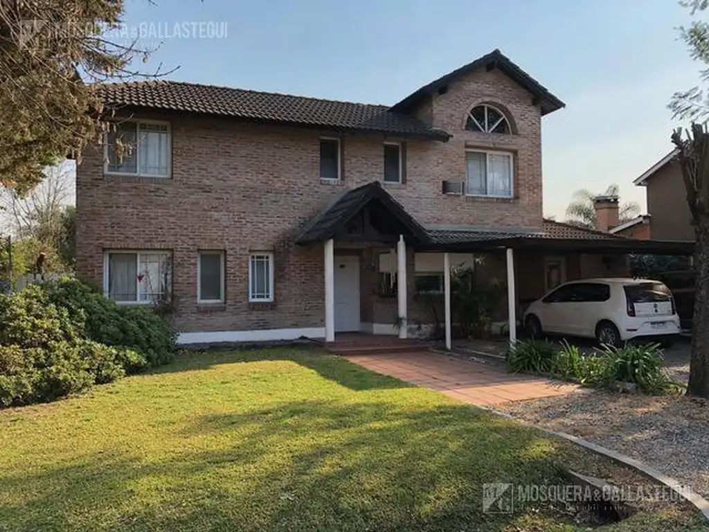 Lindísima casa clásica en Fincas de Maschwitz!