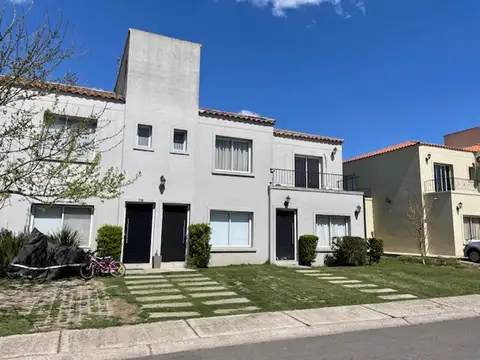 Venta de excelente duplex de 2 amb barrio La Angelica