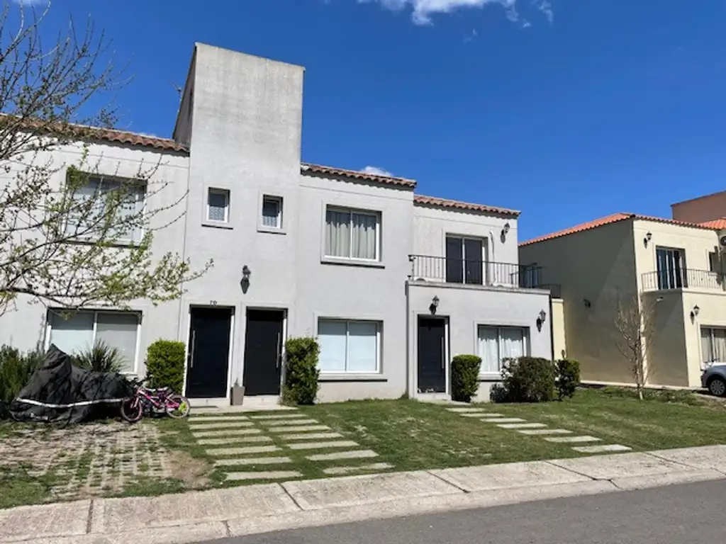 Venta de excelente duplex de 2 amb barrio La Angelica