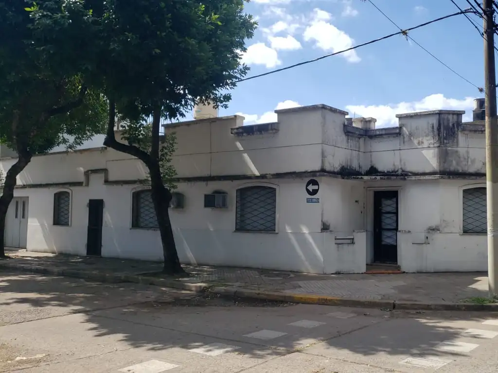 Amplísima casa frente al Parque Independencia