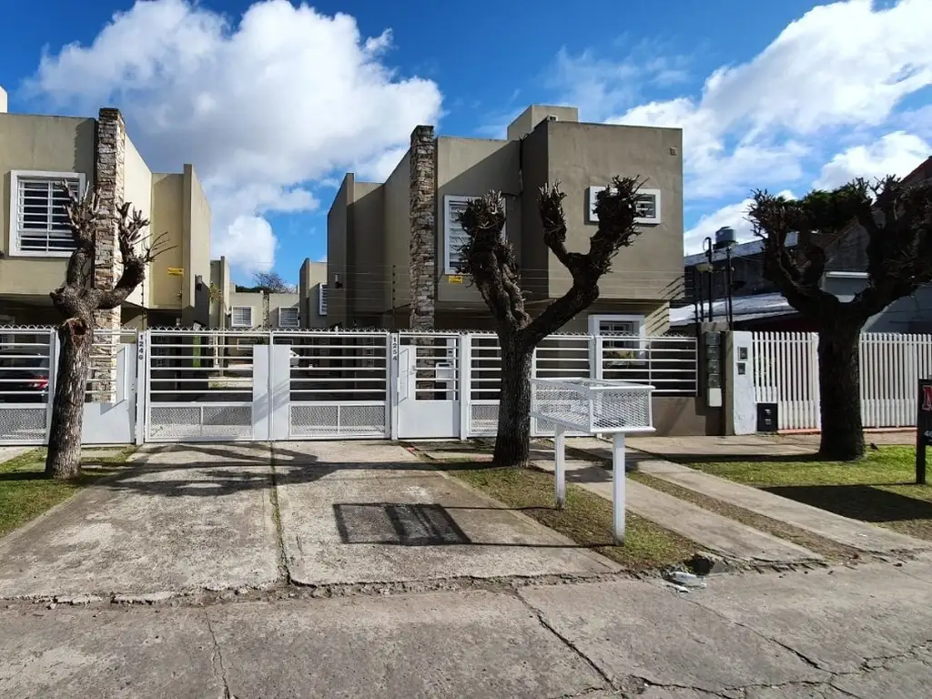 DUPLEX DE 3 AMBIENTES, EXCELENTE UBICACION EN ITUZAINGO NORTE (2935) - Foto 0
