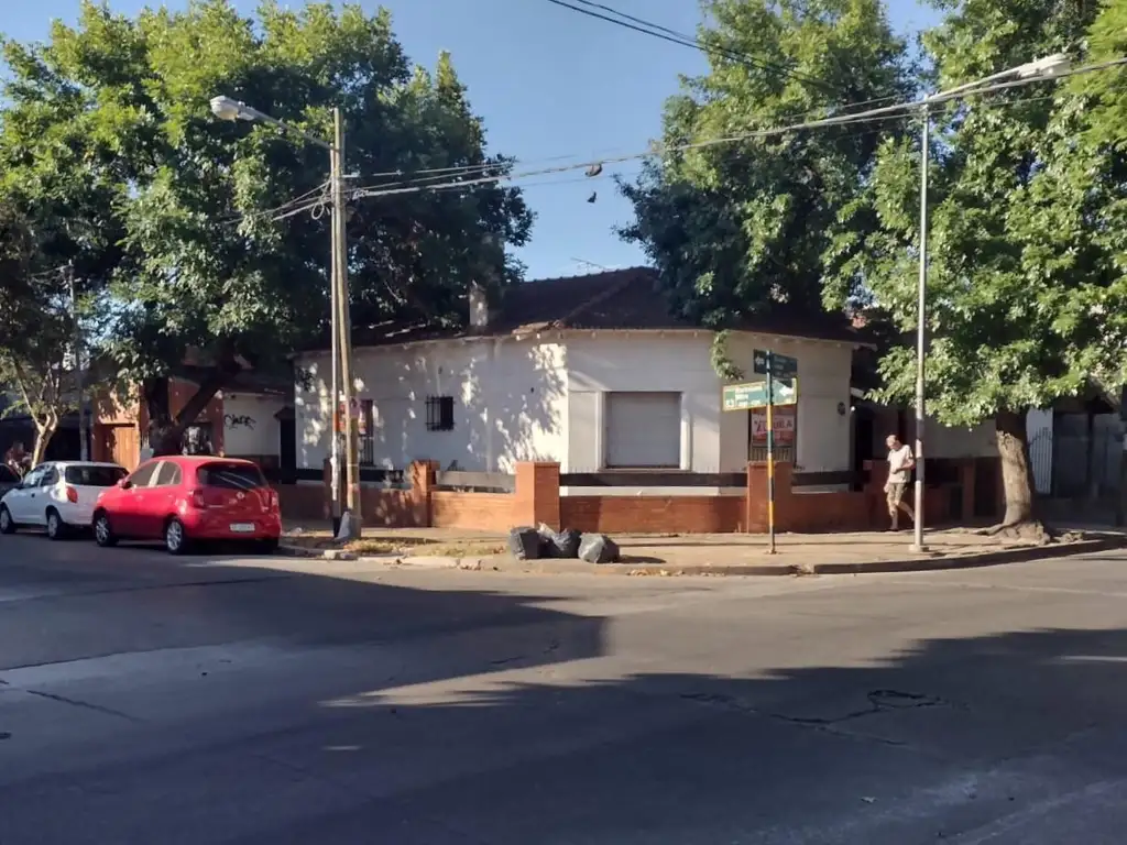 CHALET en la esquina de Mitre y V. López. Villa Ballester 3 ambientes con Garage