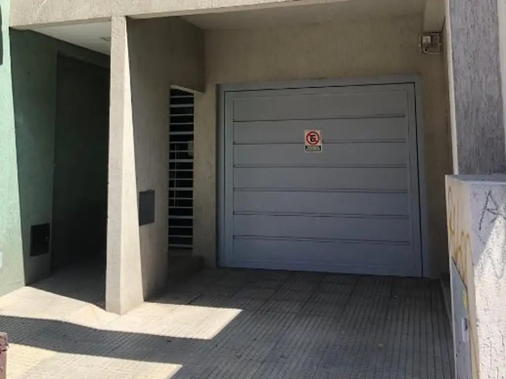 COCHERA CON ELEVADOR EN VENTA - MORON CENTRO