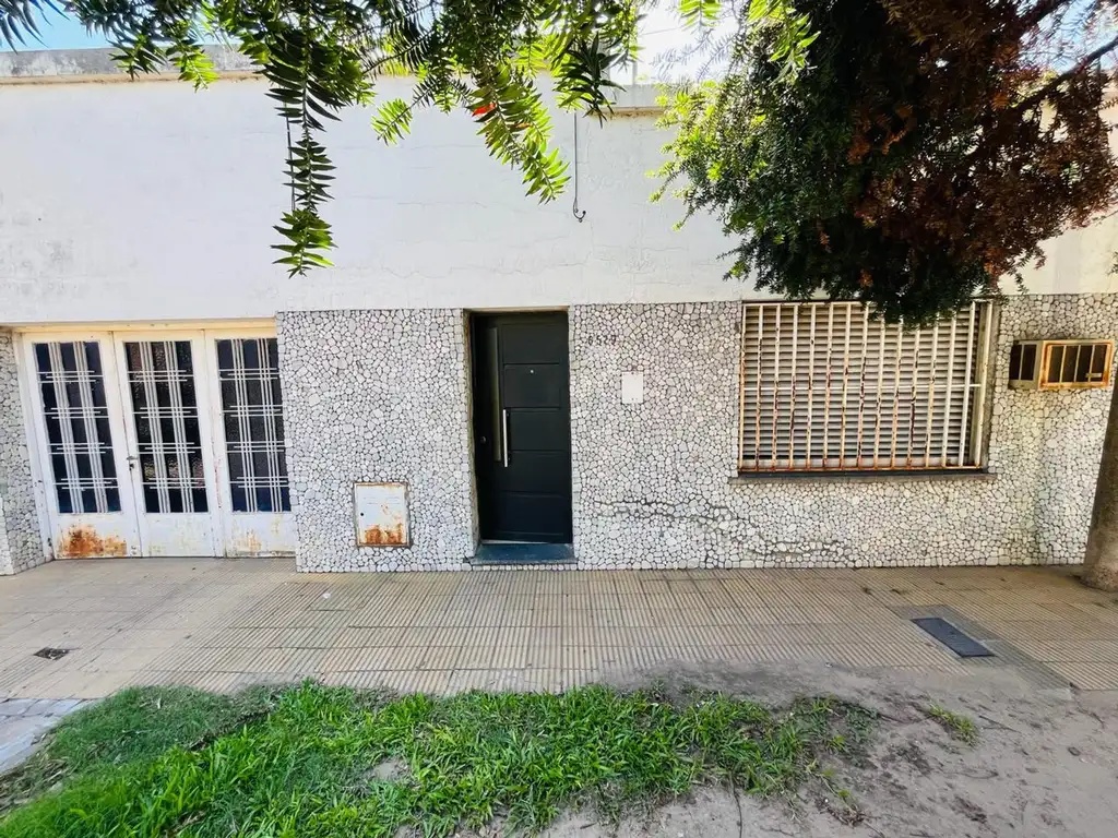 REMAX VENDE CASA EN EXCELENTE UBICACION !