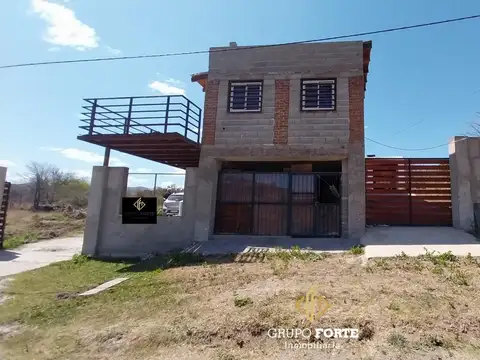 Se vendem 4 casas con 2 piletas y local en Cosquin