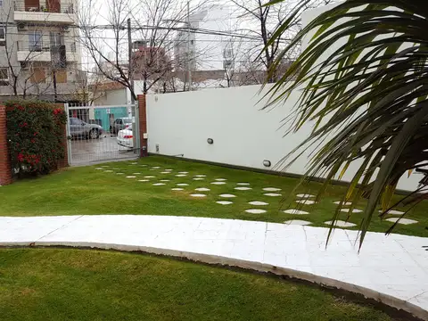 Venta casa Premium  con parque en pleno centro de Cipolletti. Potencial para futuras inversiones