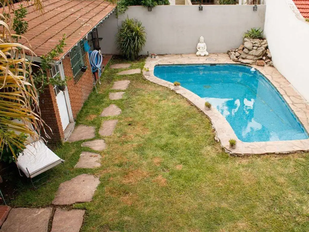 Casa de 6 Ambientes con Piscina, Quincho, Garage y Ubicación Privilegiada- En Venta