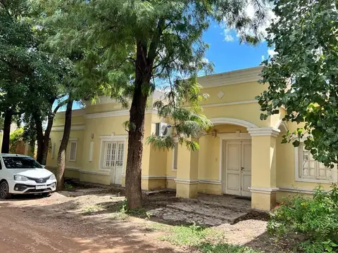 Casa en venta - 4 Dormitorios 4 Baños - Cochera - 620Mts2 - Santiago del Estero