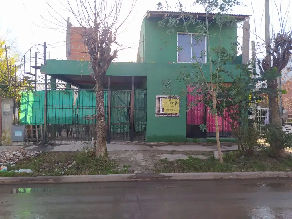 Casa de dos plantas sobre lote de 10x20, en Marcos Paz