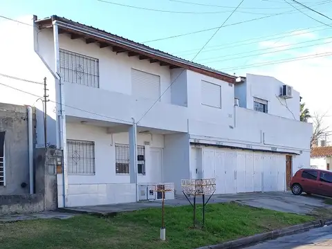 DEPARTAMENTO DE 3 AMBIENTES EN PRIMER PISO AL FRENTE CON PATIO, BALCON Y COCHERA CUBIERTA. 99M2.