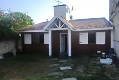 HERMOSO CHALET CON 1 DORMITORIO Y AMPLIO LOTE AL FRENTE - PROXIMAMENTE APTO CREDITO